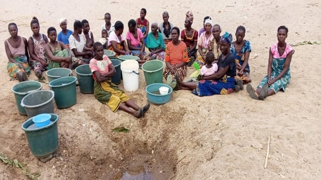 Mthetho VG women sitting by the well